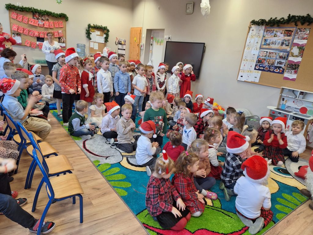 Wspólne kolędowanie z Gwiazdorem w przedszkolu 🎅